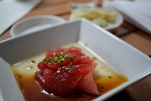 醤油小皿に盛られたまぐろのお刺身とお醤油